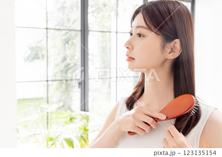 美容・ビューティー・ミドル女性・笑顔・ヘアセット・髪の毛 123135154