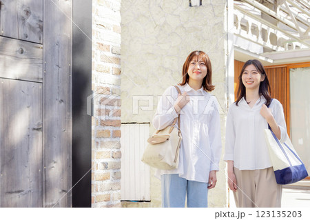 ショッピングに出かける女性　友達　同僚　姉妹 123135203