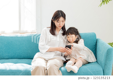 スマートフォンを使う親子 123135213