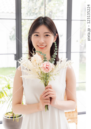 ドライフラワーの花束を持つワンピースの女性 ドライフラワーの花束を持つワンピースの女性 123135224
