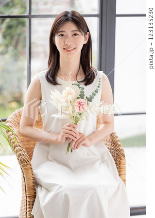 ドライフラワーの花束を持つワンピースの女性 ドライフラワーの花束を持つワンピースの女性 123135230