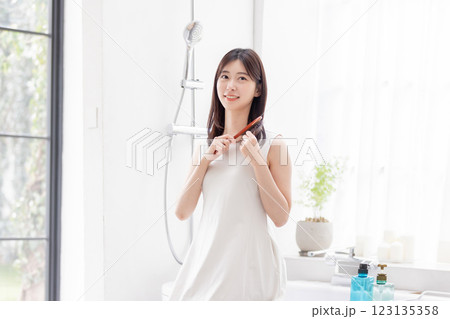 美容・ビューティー・ミドル女性・笑顔・ヘアセット・髪の毛 123135358