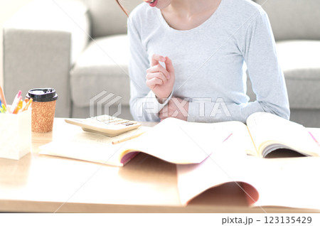 リビングで一人で勉強する若い女性 123135429