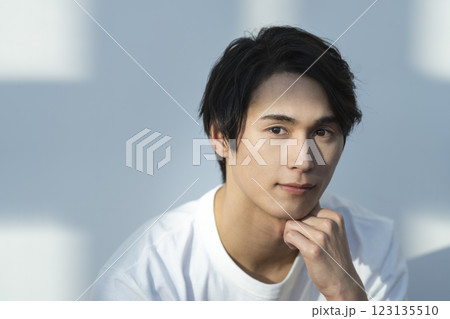 カメラ目線の20代の男性　メンズビューティ　スキンケア　イメージ　 123135510
