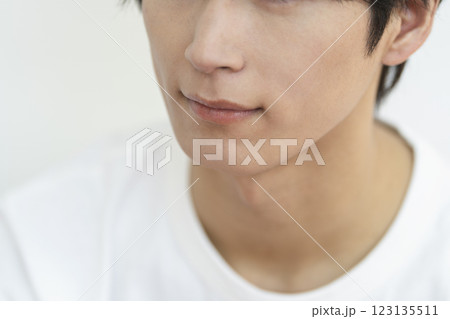 メンズビューティイメージ　ヒゲ脱毛をした20代の男性のあご　口元 123135511