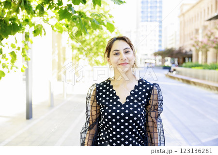 微笑むインド人の女性、オフィスカジュアル 微笑むインド人の女性、オフィスカジュアル 123136281