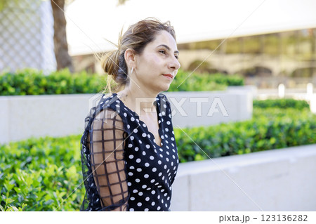 公園で休憩するビジネスウーマン 公園で休憩するビジネスウーマン 123136282