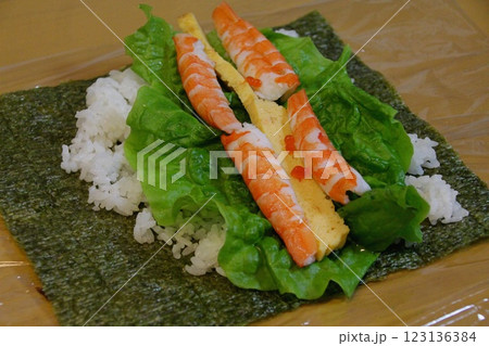 恵方巻 海苔巻き 恵方巻 海苔巻き 123136384