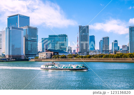 日本の東京都市景観 新風景。水上バス「エメラルダス」や竹芝、浜松町などを望む。奥に東京タワーや麻布台 日本の東京都市景観 新風景。水上バス「エメラルダス」や竹芝、浜松町などを望む。奥に東京タワーや麻布台 123136820