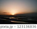 夕陽が染める海岸の絶景 – 静寂のひととき 123136836