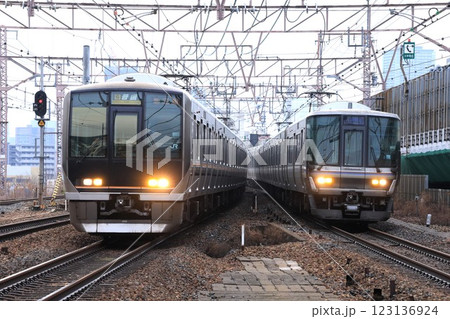 【JR西日本】321系と223系2000番台（JR宝塚線・JR神戸線：塚本駅） 123136924