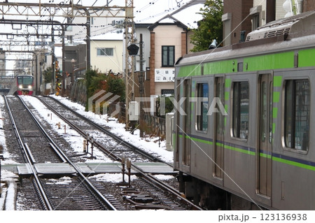 冬の京王線明大前駅にて（東京都世田谷区） 123136938