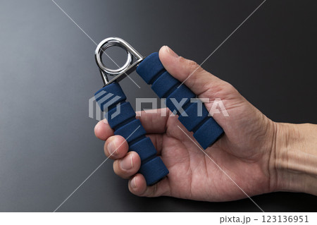 握力トレーニングをする男性の手 123136951