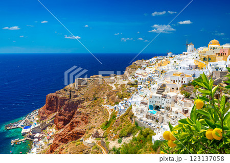 Sunset in the Oia village, Santorini, Greece. 123137058