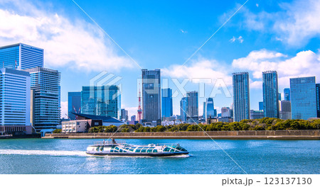 日本の東京都市景観 新風景。「エメラルダス」や竹芝、浜松町。奥に東京タワーや麻布台。右は汐留地区 123137130