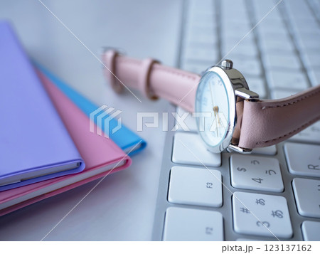 テーブルに置かれた手帳とキーボードと時計 123137162