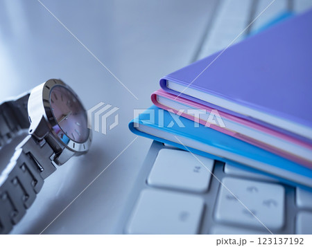 テーブルに置かれた手帳とキーボードと時計 テーブルに置かれた手帳とキーボードと時計 123137192