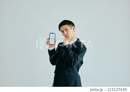スマホを持つ20代の若い男性　新NISA 123137430