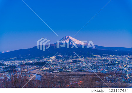 【静岡県】三島市の街並みと富士山　夜明け 123137484