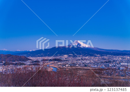 【静岡県】三島市の街並みと富士山 夜明け 【静岡県】三島市の街並みと富士山 夜明け 123137485