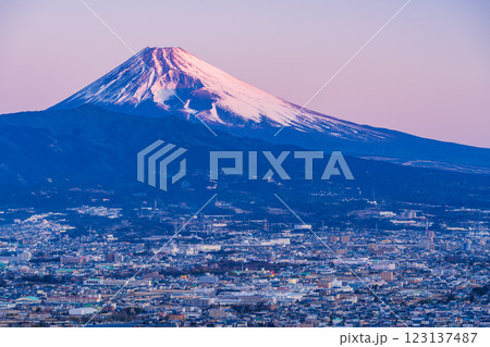 【静岡県】三島市の街並みと富士山　夜明け 123137487