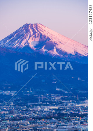 【静岡県】三島市の街並みと富士山　夜明け 123137488
