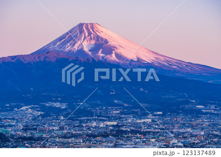 【静岡県】三島市の街並みと富士山　夜明け 123137489