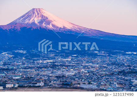 【静岡県】三島市の街並みと富士山 夜明け 【静岡県】三島市の街並みと富士山 夜明け 123137490