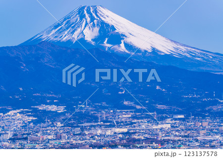 【静岡県】三島市の街並みと富士山　夜明け 123137578