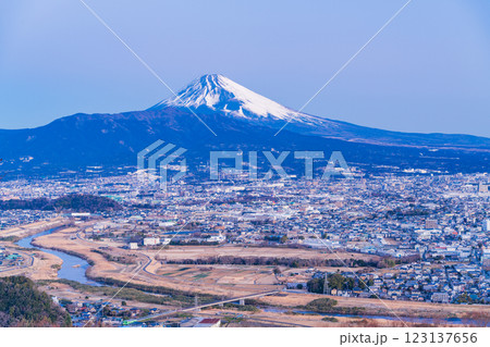 【静岡県】三島市の街並みと富士山 早朝 【静岡県】三島市の街並みと富士山 早朝 123137656