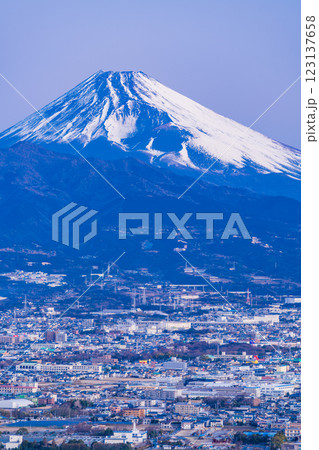 【静岡県】三島市の街並みと富士山 早朝 【静岡県】三島市の街並みと富士山 早朝 123137658