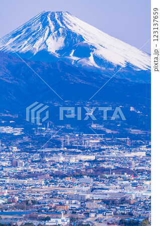 【静岡県】三島市の街並みと富士山　早朝 123137659