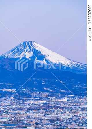 【静岡県】三島市の街並みと富士山 早朝 【静岡県】三島市の街並みと富士山 早朝 123137660
