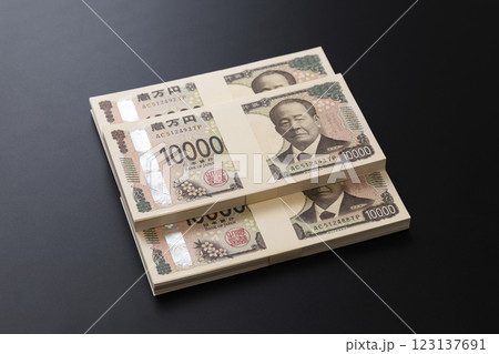 黒背景に300万円 123137691