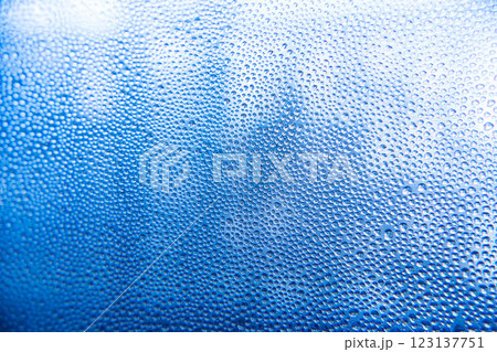 寒い冬の日に結露した窓ガラス(C) 123137751