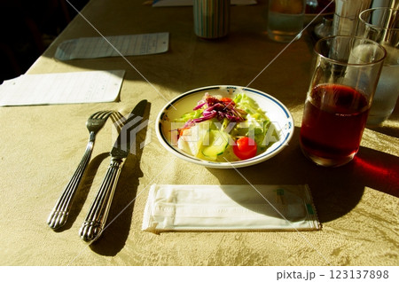 【寝台特急カシオペアの食堂車】グランベリージュースとサラダで爽やかな朝食 123137898