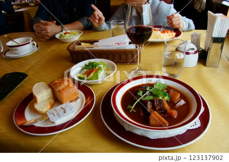 ビーフシチューセット トワイライトエクスプレスの優雅なダイニング体験 ビーフシチューセット トワイライトエクスプレスの優雅なダイニング体験 123137902