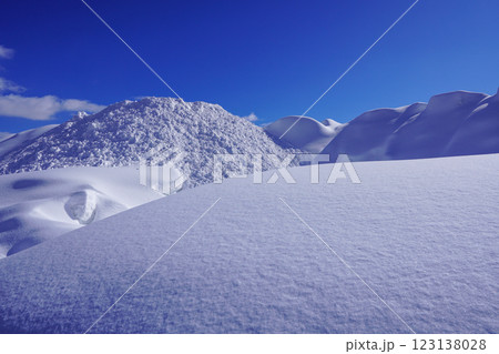 除雪したあとの雪の山 123138028