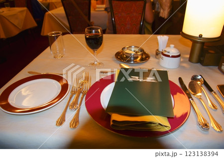 トワイライトエクスプレス　ディナー準備が整ったテーブル 123138394