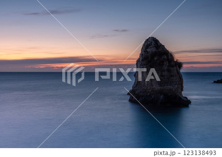 磯原海岸の二ツ島の朝焼け 123138493