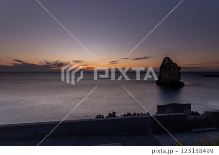 磯原海岸の二ツ島の朝焼け 磯原海岸の二ツ島の朝焼け 123138499