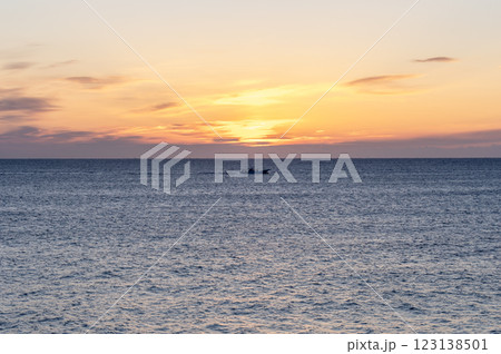 オレンジ色に朝焼けする空と海 123138501