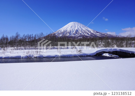 京極町、更進地区から見る羊蹄山（2025年2月） 123138512