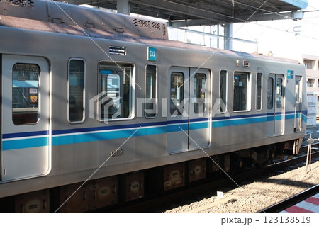 東西線妙典駅に停車中の「営団05系電車」 123138519