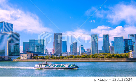 日本の東京都市景観 新風景。「エメラルダス」や竹芝、浜松町。奥に東京タワーや麻布台。右は汐留地区 123138524