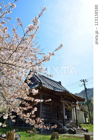 咲花温泉　佐取古戦場の桜（新潟県） 123138580