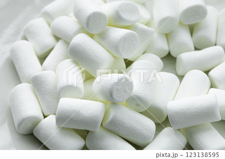 たくさんの甘く白いマシュマロ 123138595