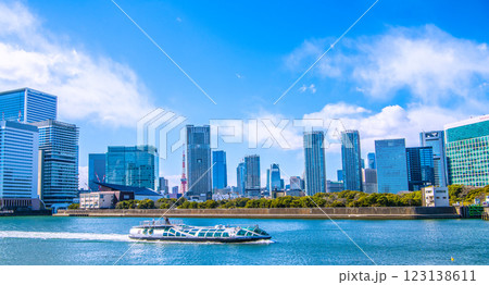 日本の東京都市景観 新風景。「エメラルダス」や竹芝、浜松町。奥に東京タワーや麻布台。右は汐留地区 日本の東京都市景観 新風景。「エメラルダス」や竹芝、浜松町。奥に東京タワーや麻布台。右は汐留地区 123138611