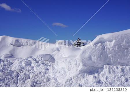 雪山の向こうにちょこっとだけ見える後方羊蹄山・中山峠 123138829