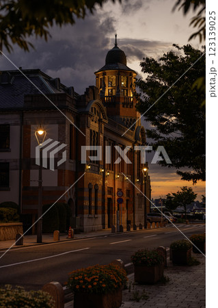 門司港レトロ地区のビル街の夜景 門司港レトロ地区のビル街の夜景 123139025